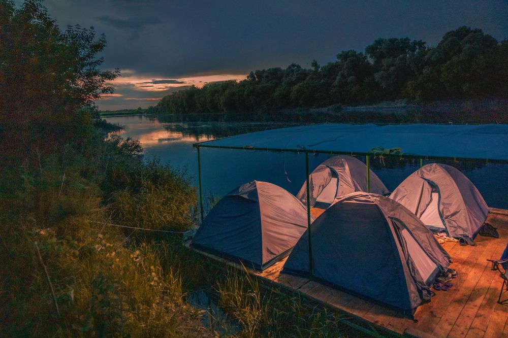 Вечером на плоту
