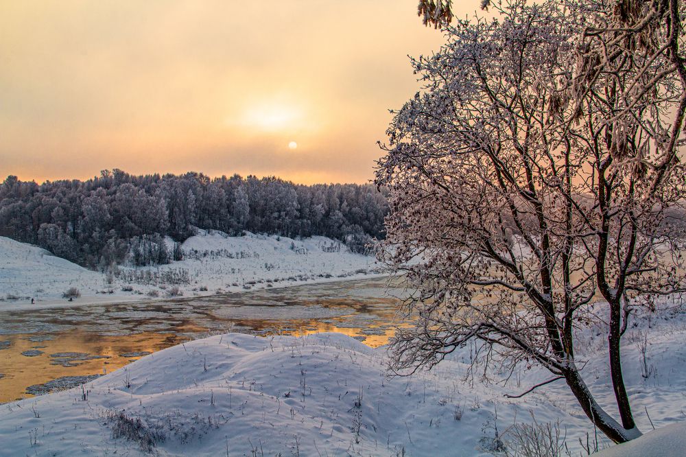Рассвет у реки.