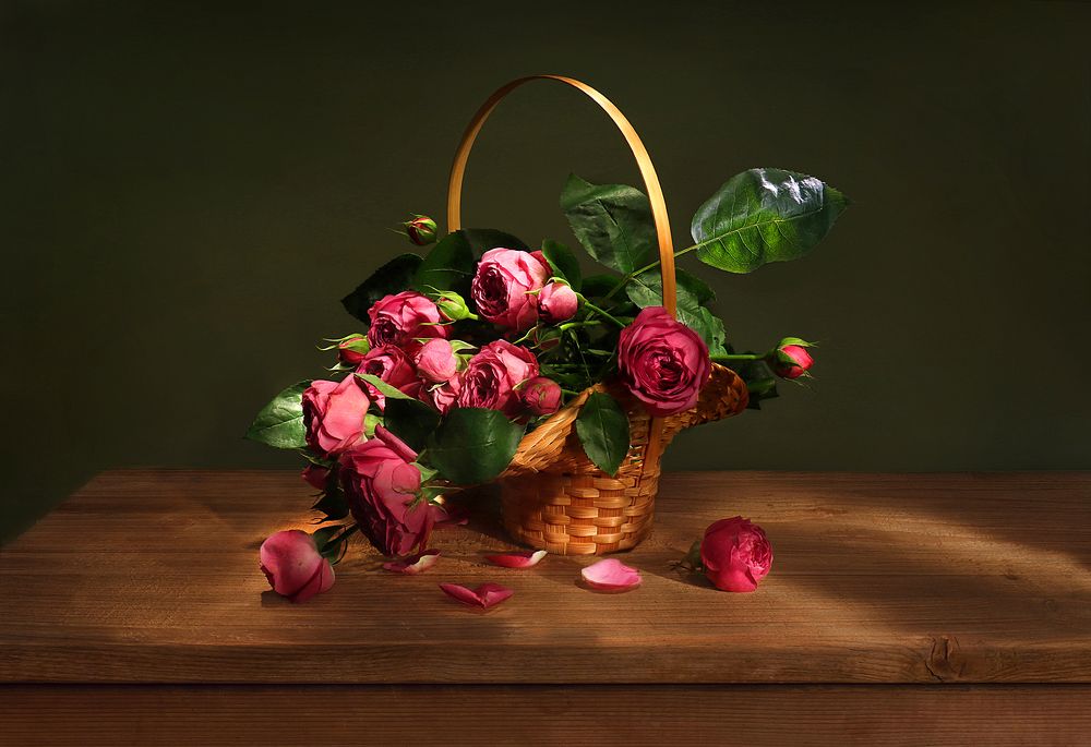 Розы в корзине
