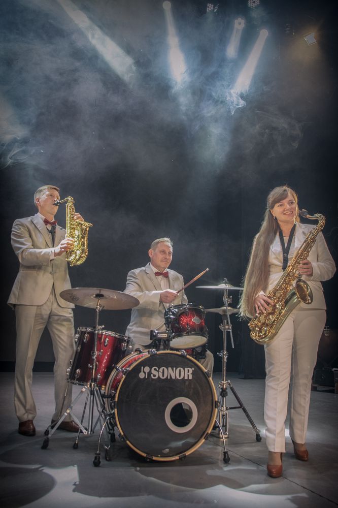 музыка звучит