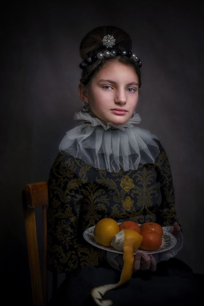 Девочка с фруктами