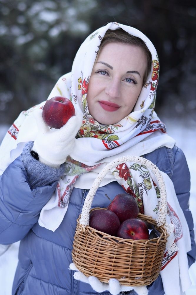 Девушка с яблоками