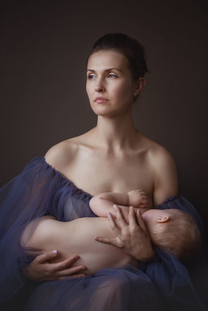 в руках мамы спокойно