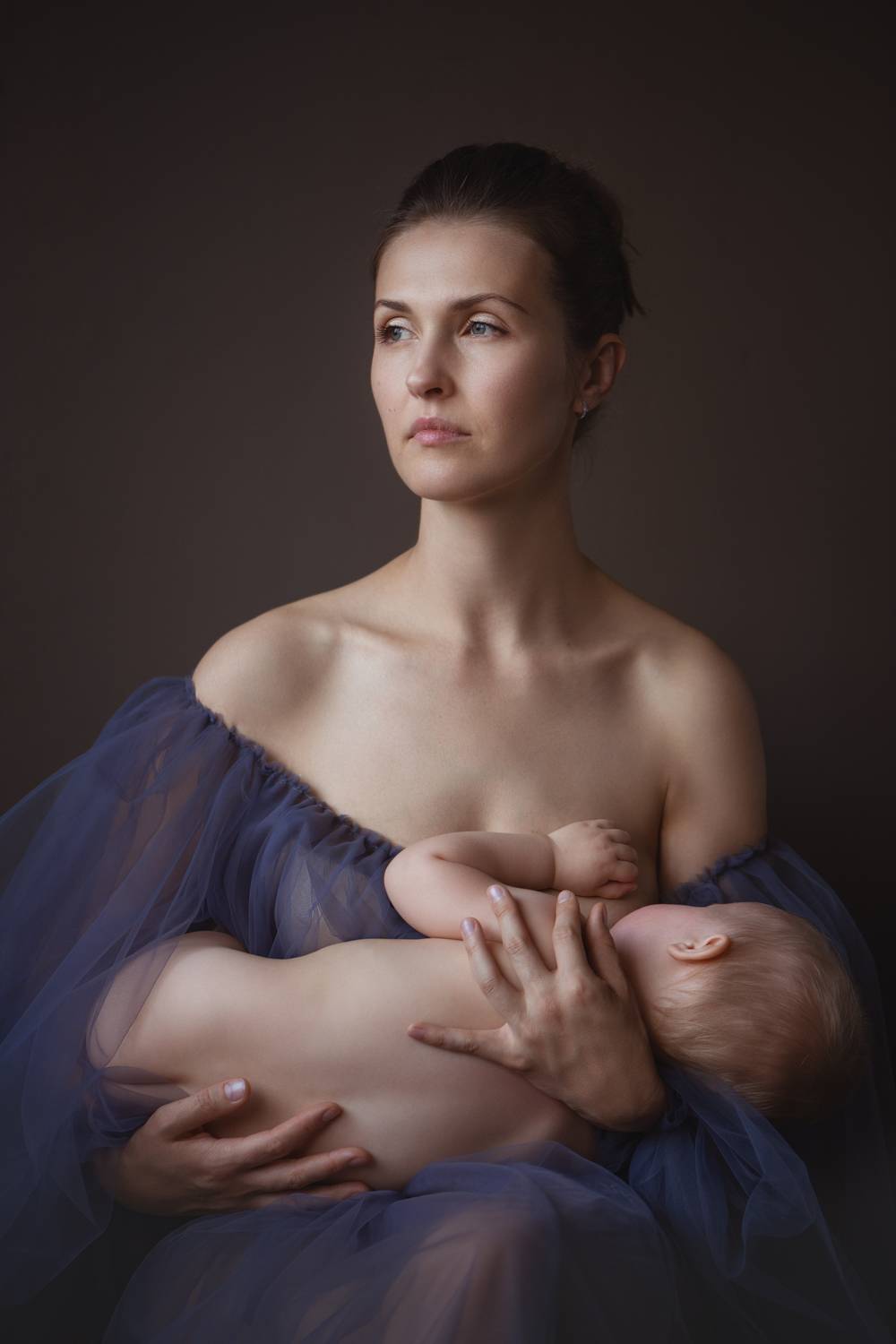 в руках мамы спокойно