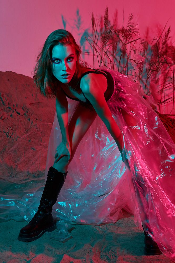 Целлофан ,песок и пурпур.