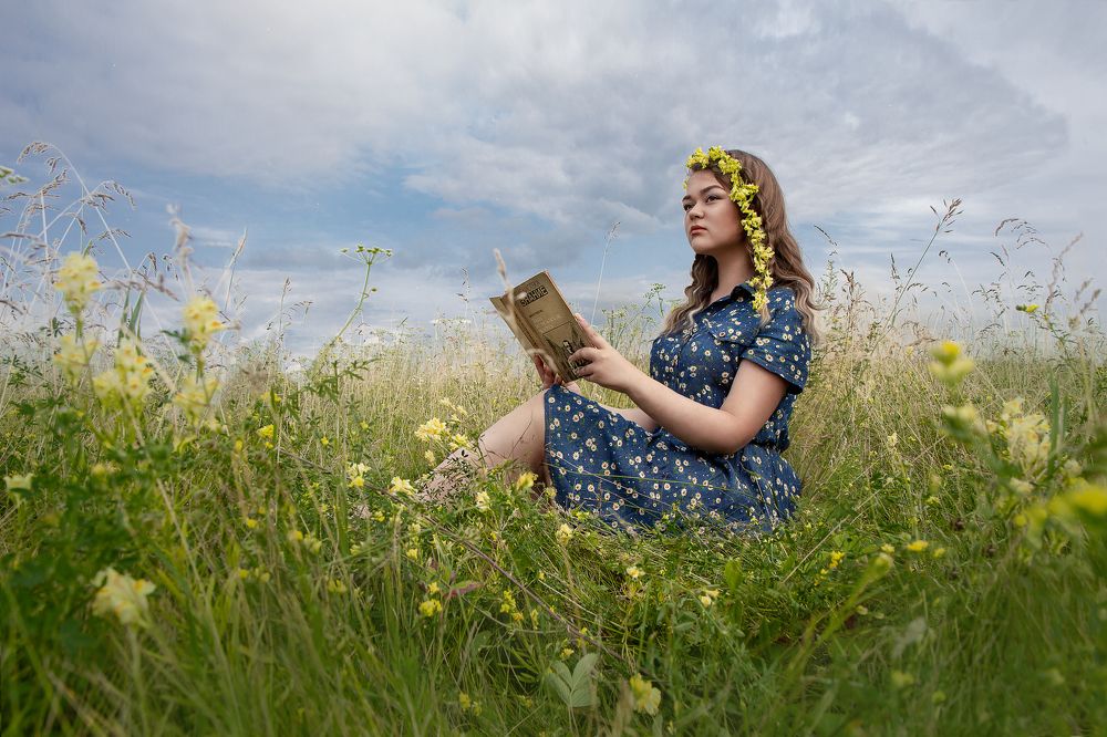 Она читала и думала...