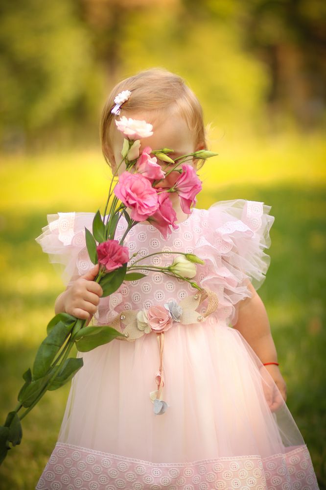 Малышка и цветы