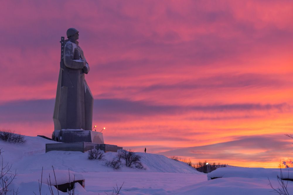 На Зелёном Мысу... под разливы полярных сияний Караул свой несёт верный Родине русский солдат...