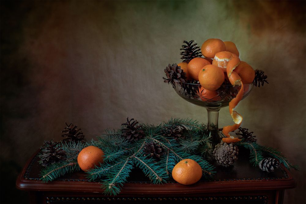 С мандаринами и шишками...