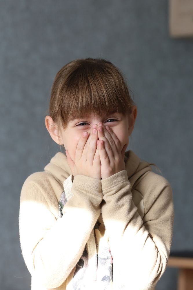 Смеющаяся девочка.