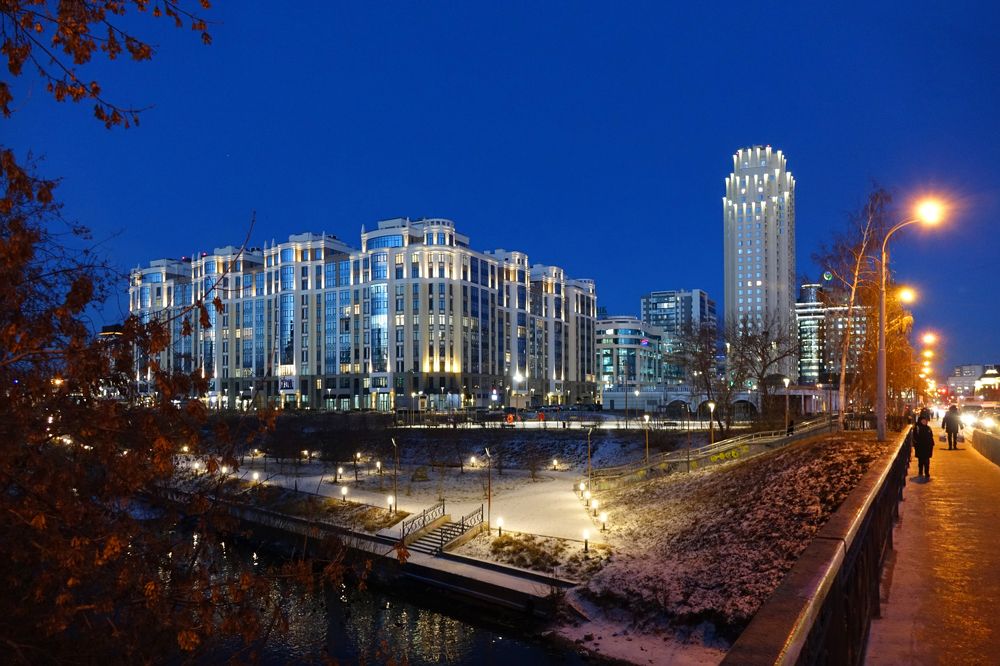 ВЕЧЕР ЗАЖИГАЕТ ОГНИ…