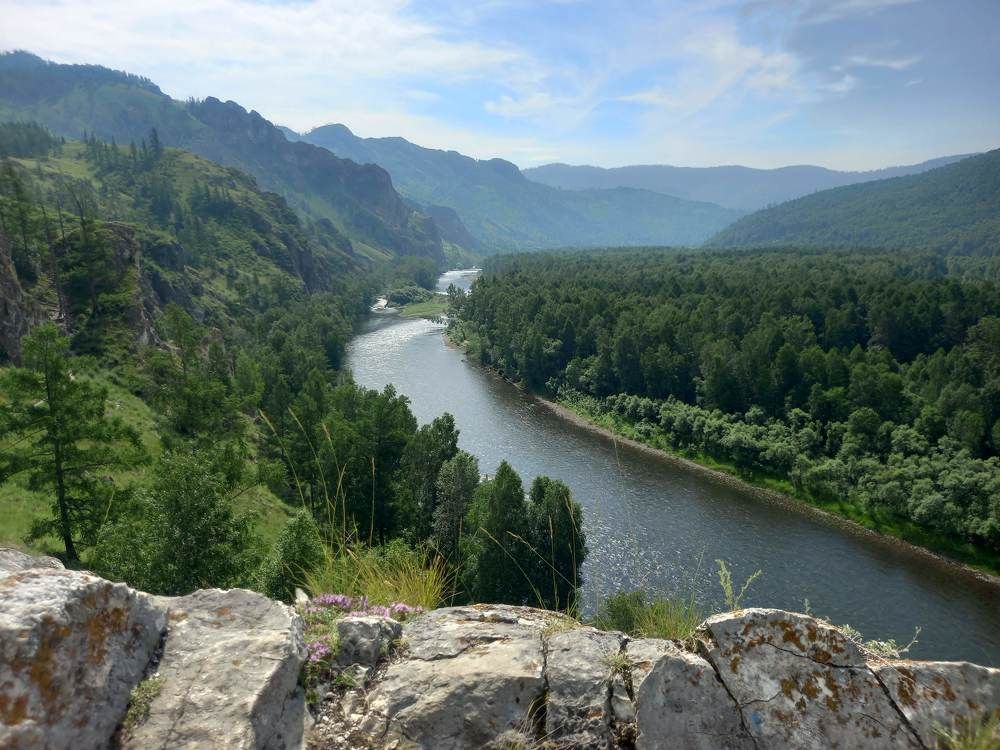 Издалека течет река