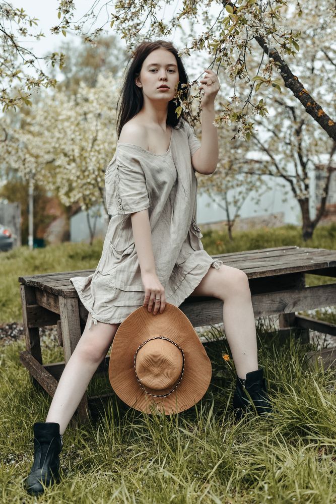 За окошком май