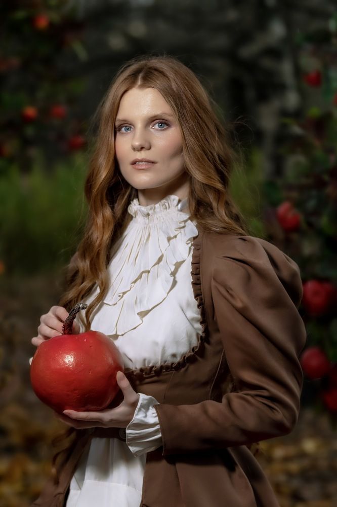 Девушка с яблоком