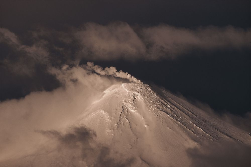 Не спит покрытый снегом исполин