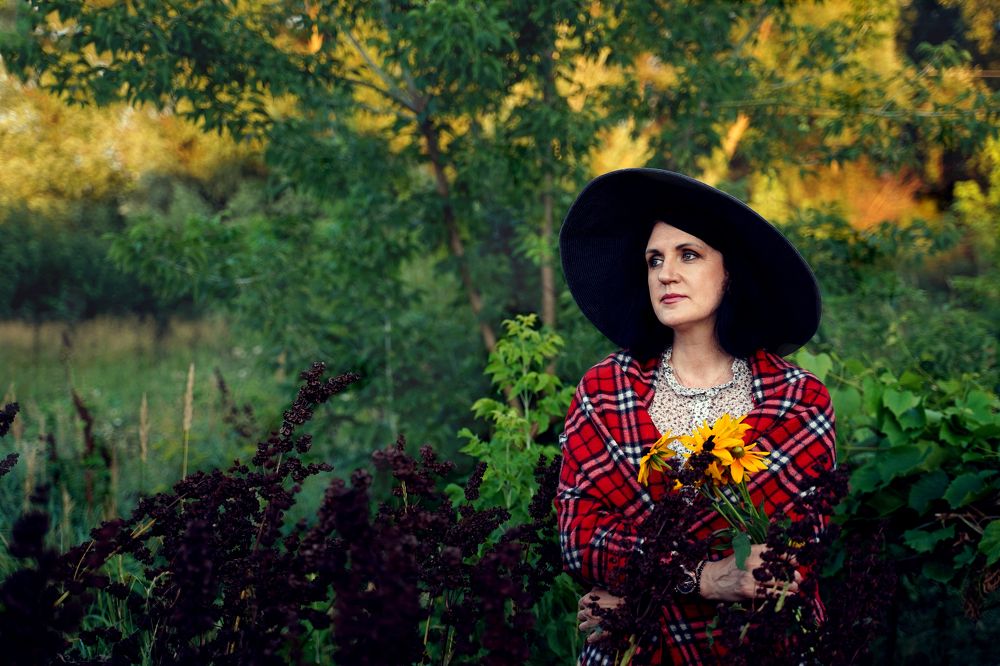 Дама с желтыми цветами