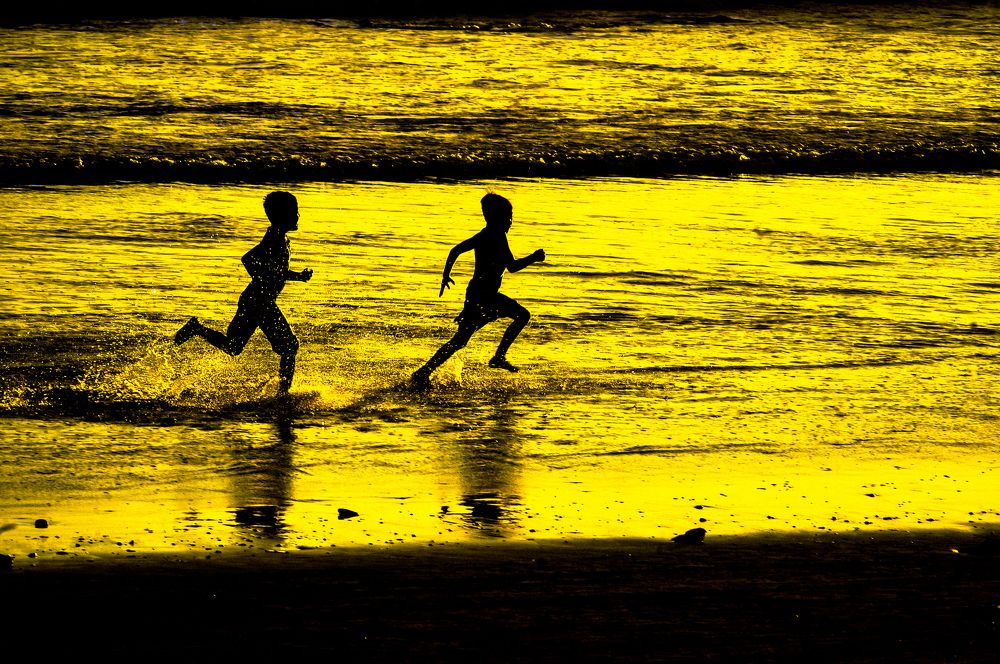 FELICES SILUETAS SOBRE CHAMPAGNE.
