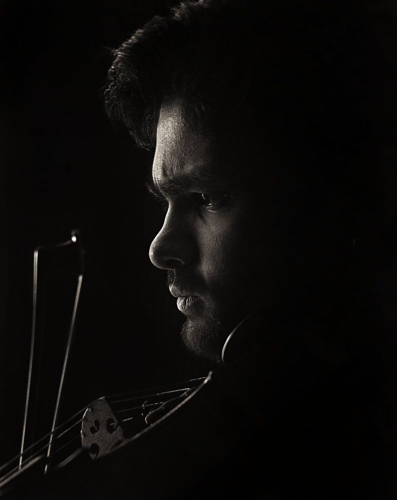 Violonist in the darkness