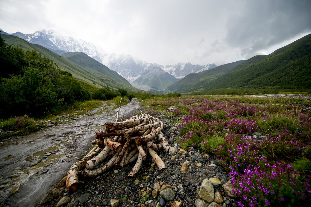Шхара в облаках