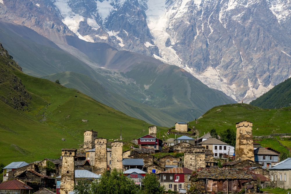 Селение Ушгули на фоне вершины Шхара