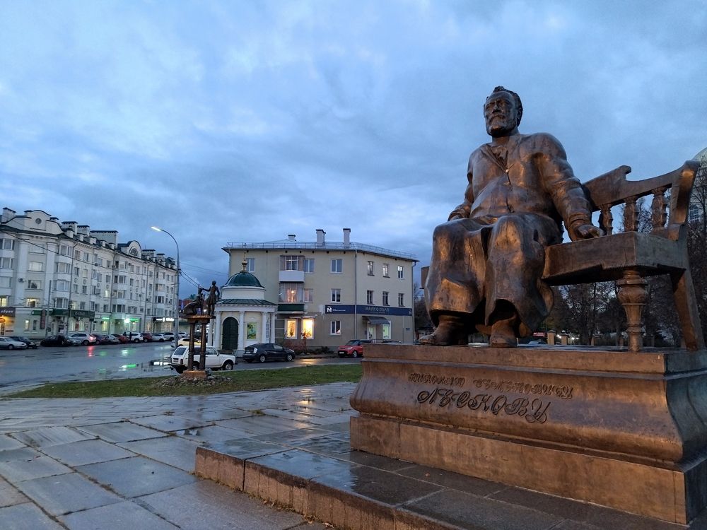 Памятник писателю Н.С. Лескову в г. Орле.