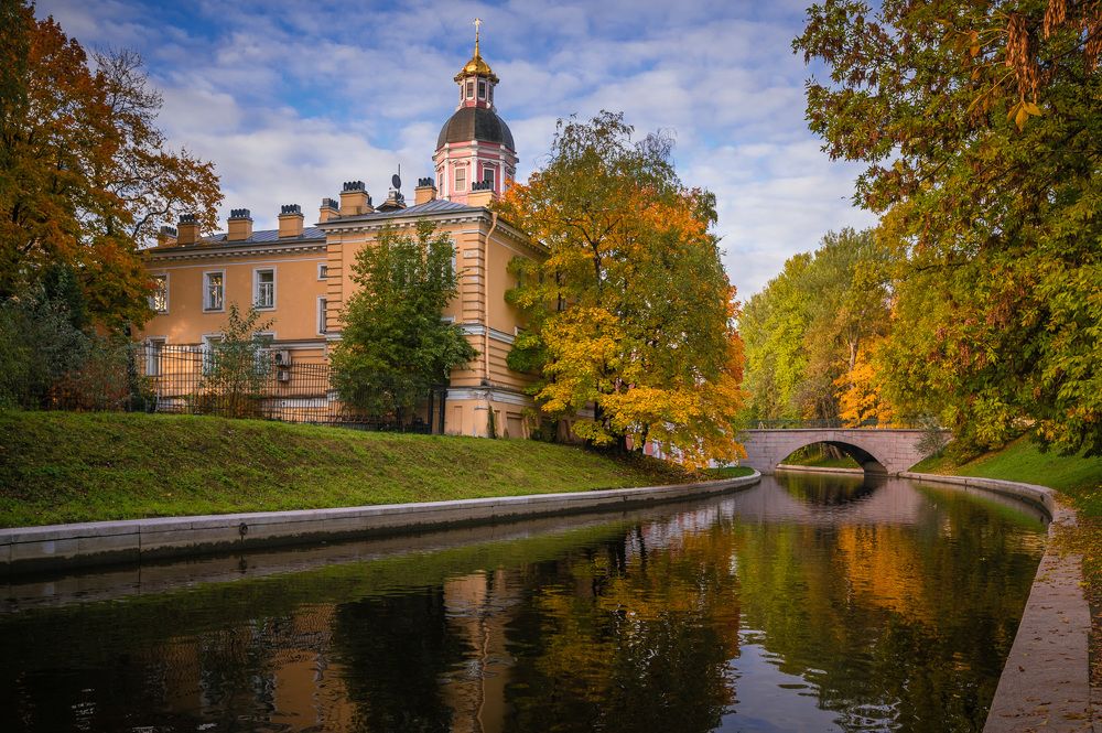 У стен Александра-Невской лавры.