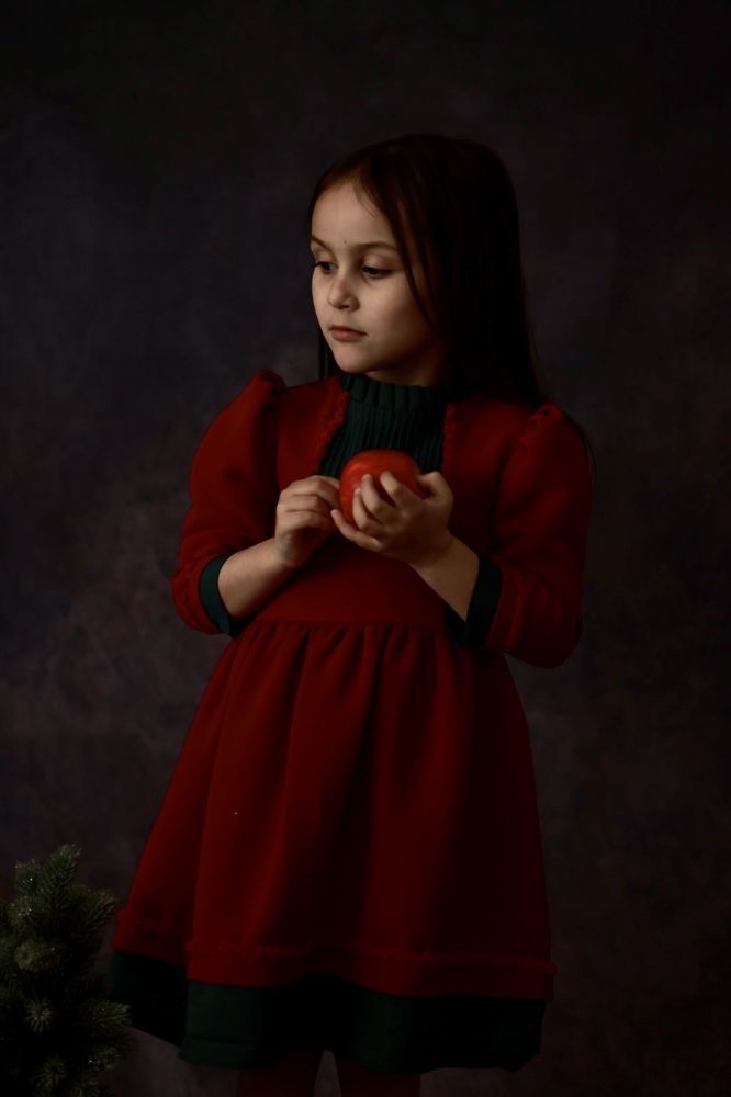 Девочка с яблоком