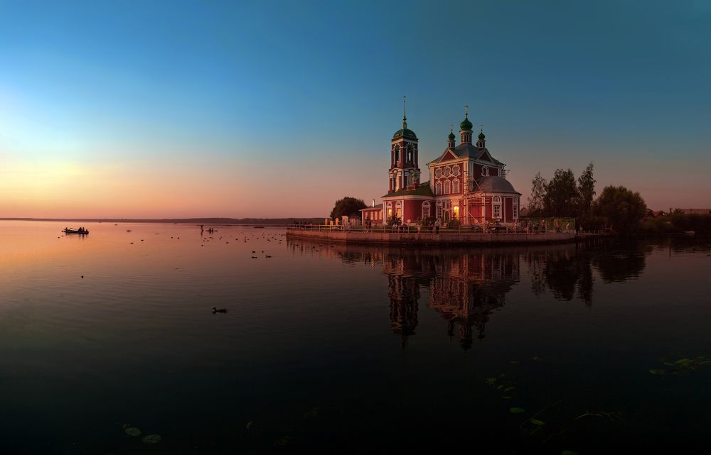 Золотой час у озера