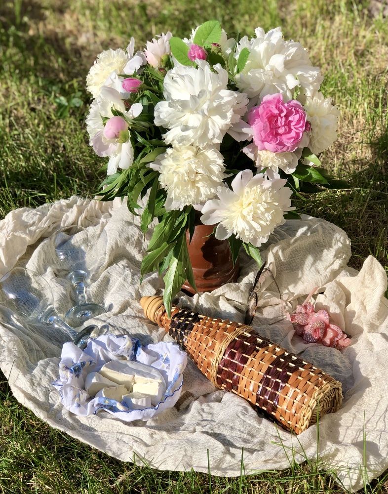 Цветы,сыр,вино.