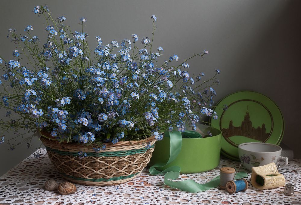 Незабудки и коробка  для рукоделия.