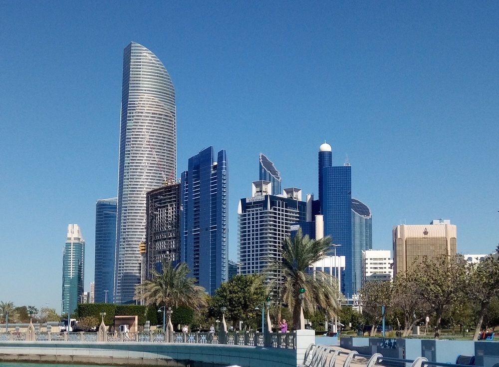 Абу-Даби, центр, вид на город с набережной.