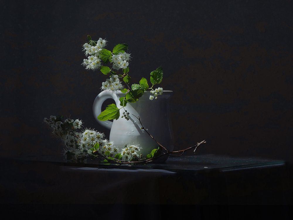 С белой кружкой.