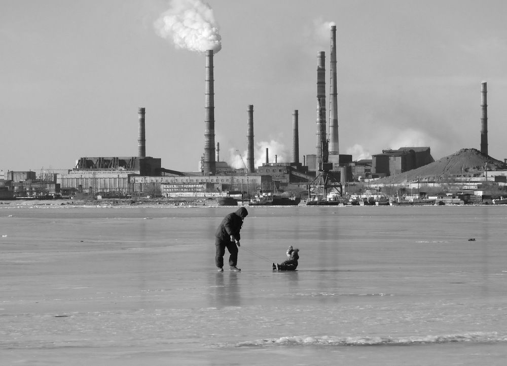 Жизнь на фоне трубы