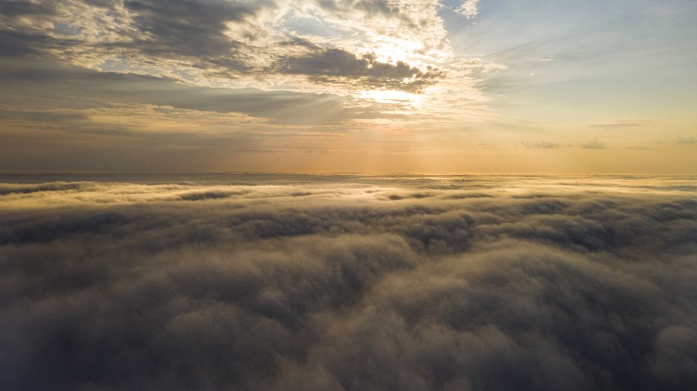 Над суетой...