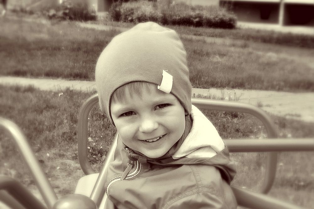 Портрет мальчики на каруселях