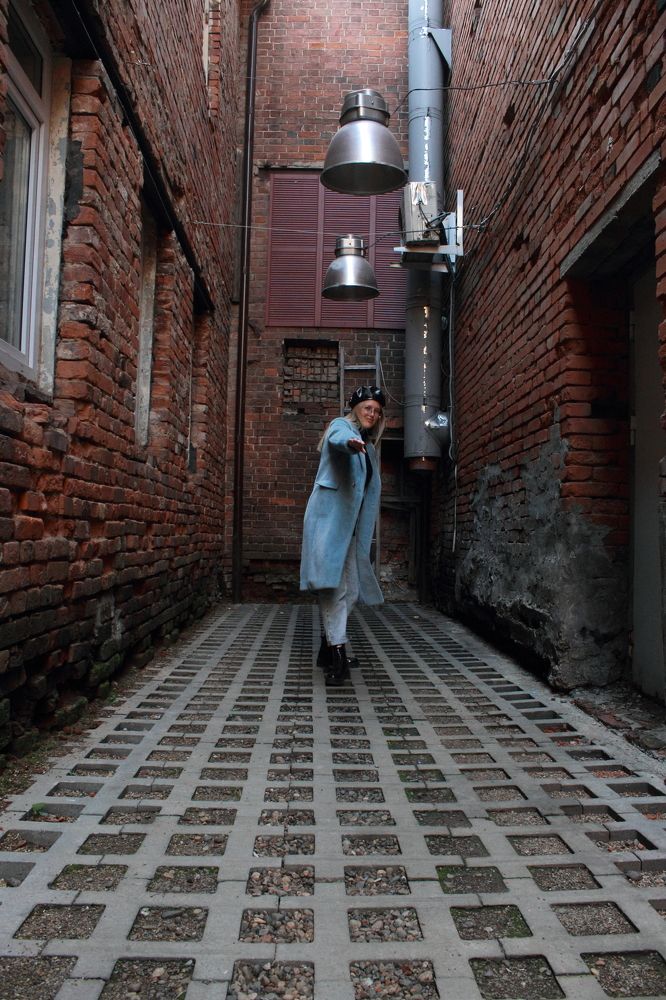 Девушкм в пальто