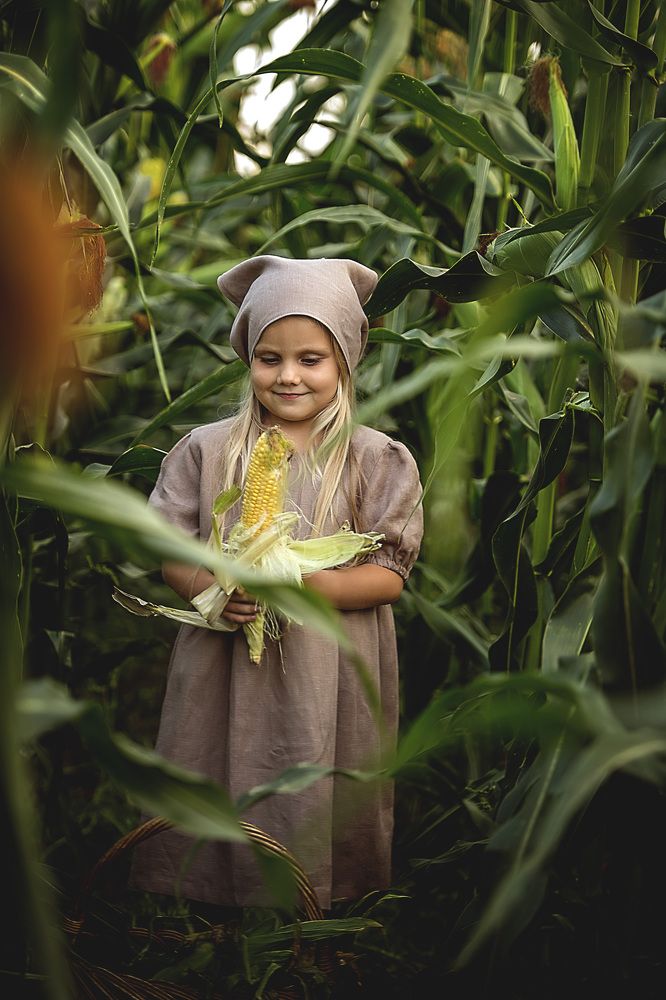 Девочка и кукуруза