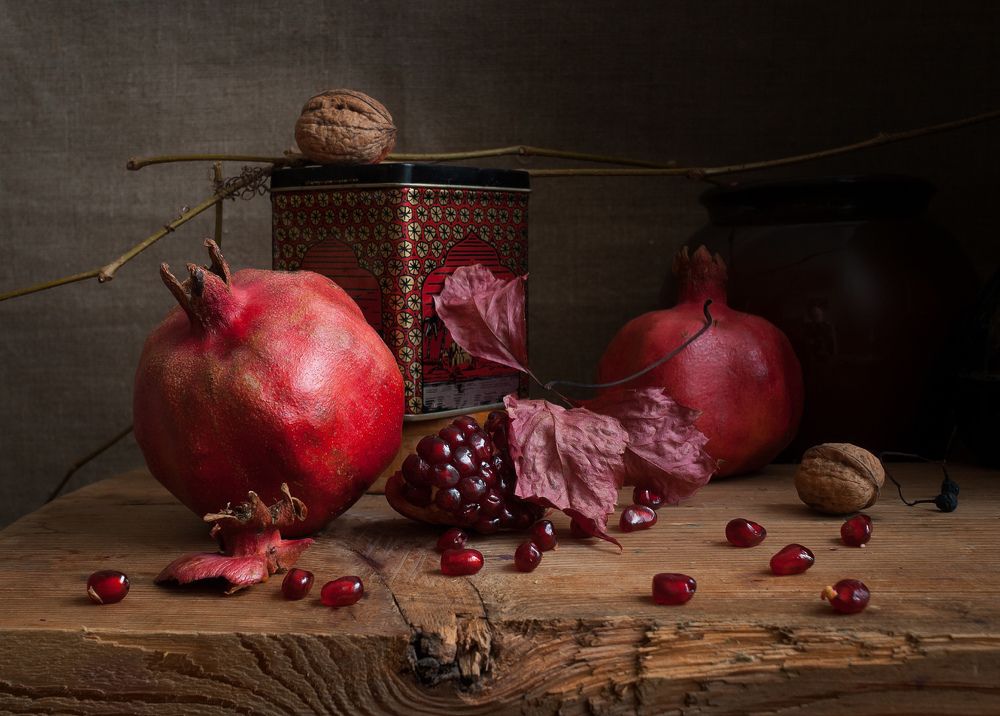 Гранаты и орехи.