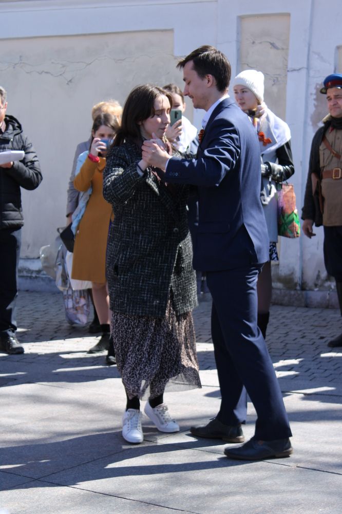 Слушай, давай станцуем вальс в миноре....