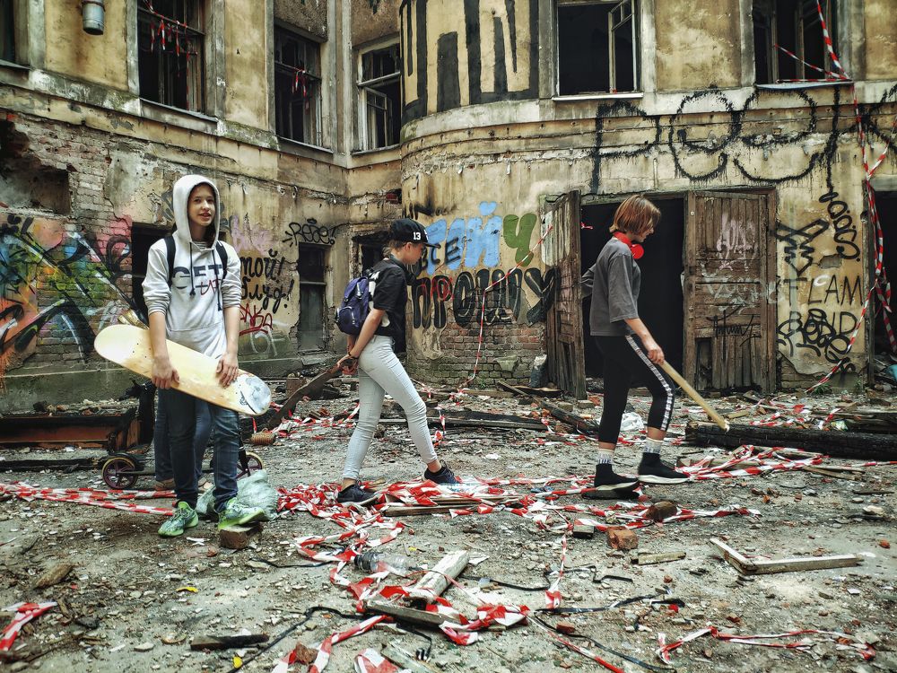 Подростки в заброшке  /  Teenagers in an abandoned house