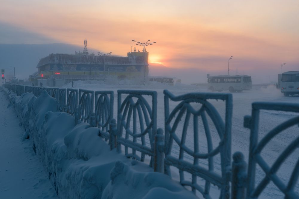 Автовокзал в полярное утро