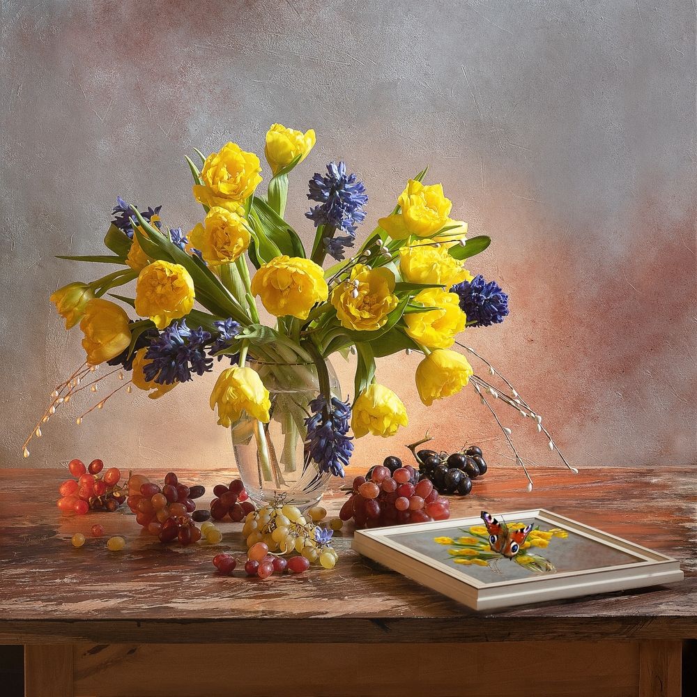 Цветы и виноград