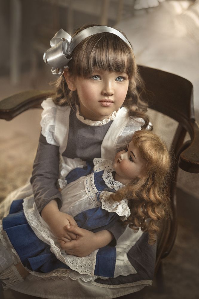 Девочка и кукла