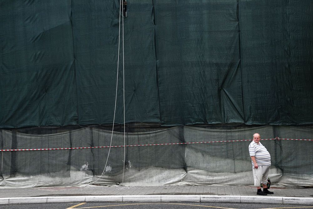 На остановке.