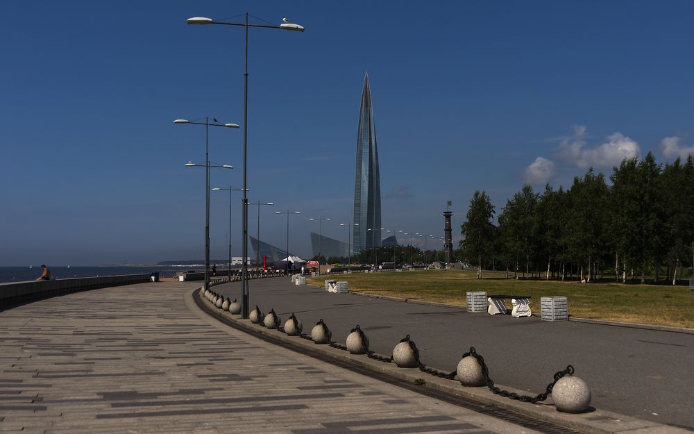 Взмывая в небо.