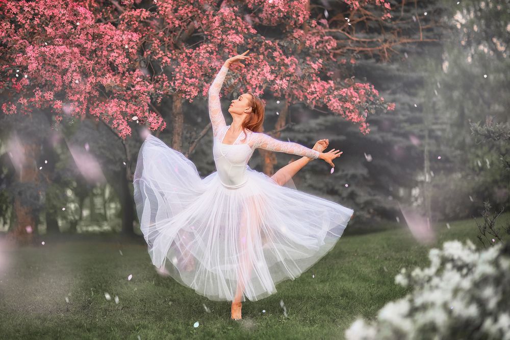 Балерина в цветущем саду:)