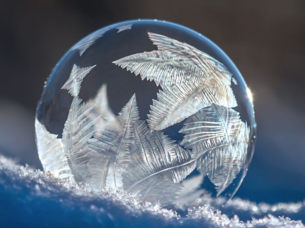 Пузырь на снегу