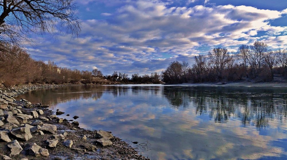 В реку смотрятся облака...