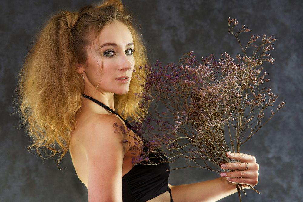 Девушка с букетом