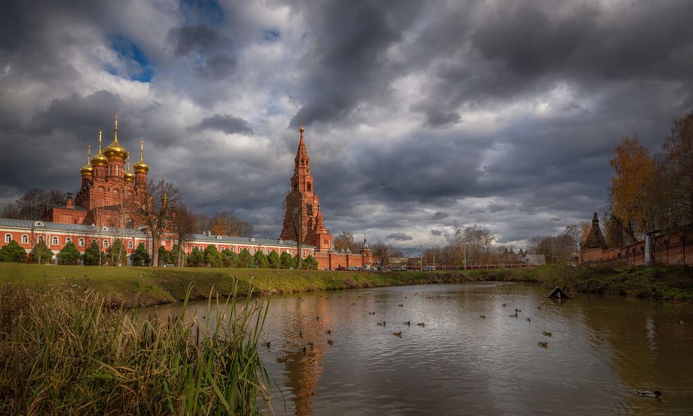 В воздухе пахнет грозой.